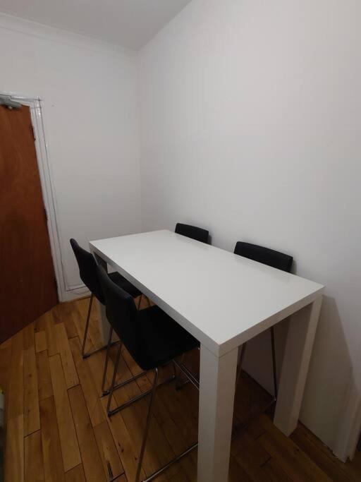 Edwardian 4 Bedrooms With 4 Bathrooms Townhouse, Next To Underground, Accommodates 10 People Londen