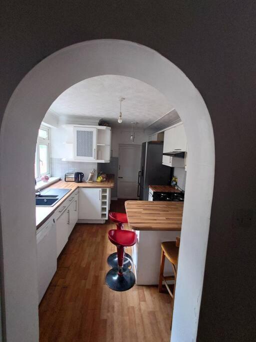 Edwardian 4 Bedrooms With 4 Bathrooms Townhouse, Next To Underground, Accommodates 10 People * Londen