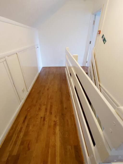 Edwardian 4 Bedrooms With 4 Bathrooms Townhouse, Next To Underground, Accommodates 10 People Londen
