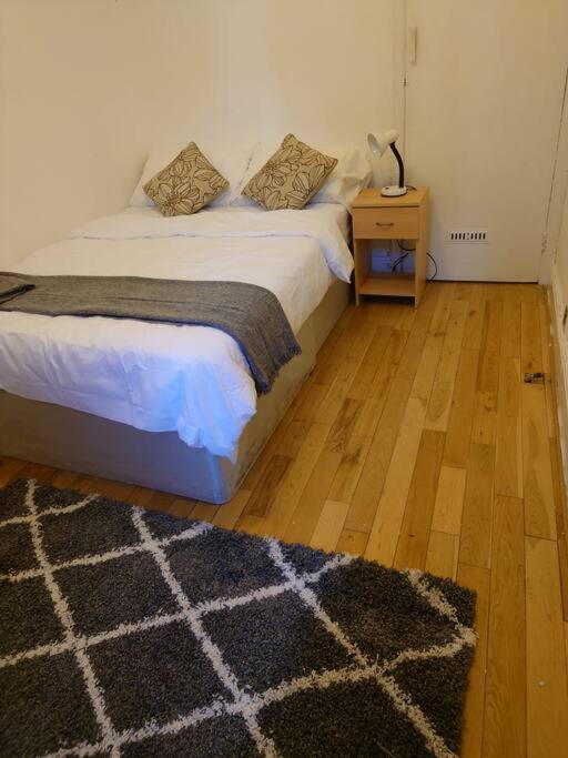 Edwardian 4 Bedrooms With 4 Bathrooms Townhouse, Next To Underground, Accommodates 10 People * Londen
