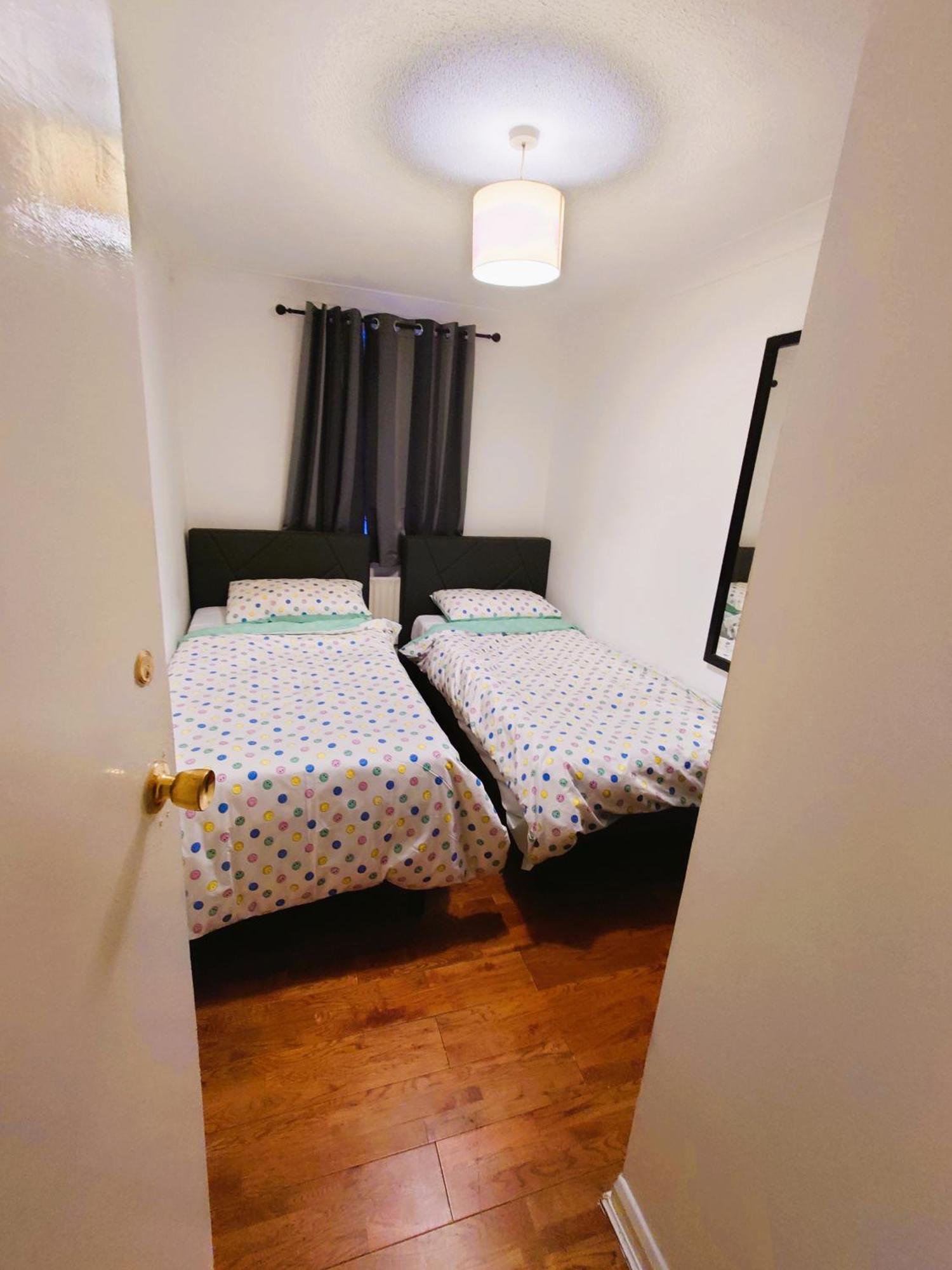 Vakantiehuis Edwardian 4 Bedrooms With 4 Bathrooms Townhouse, Next To Underground, Accommodates 10 People