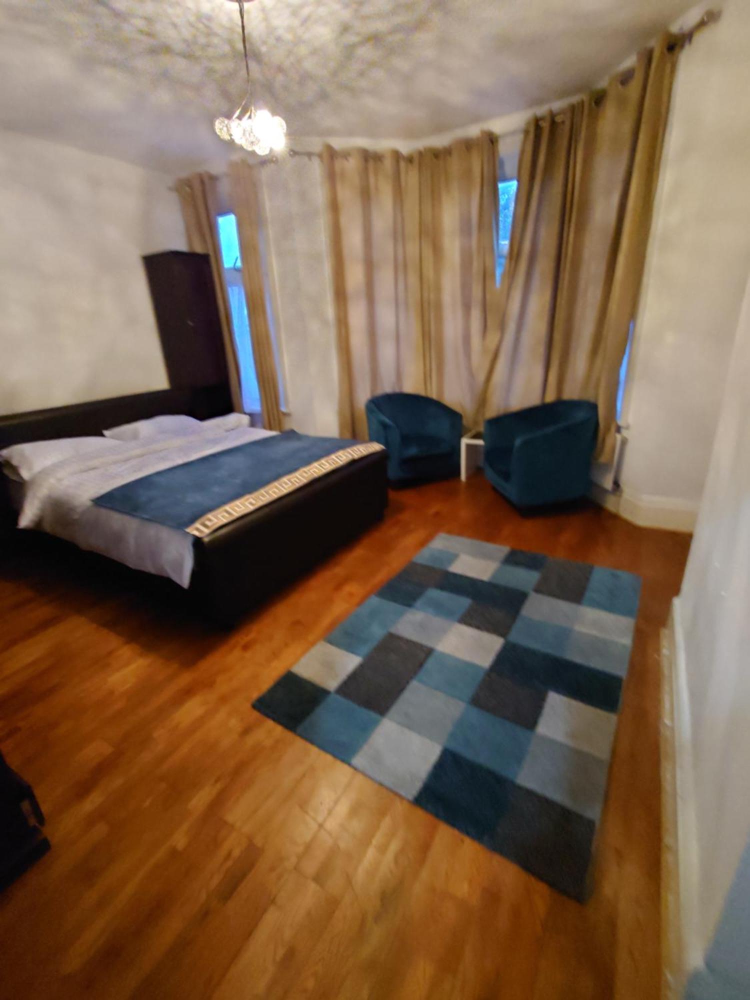 Edwardian 4 Bedrooms With 4 Bathrooms Townhouse, Next To Underground, Accommodates 10 People Vakantiehuis Londen